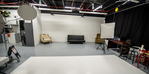 Photo studio rental Montreal for passionate or professional photographers - Stusio Acces - StudioAccess.ca
